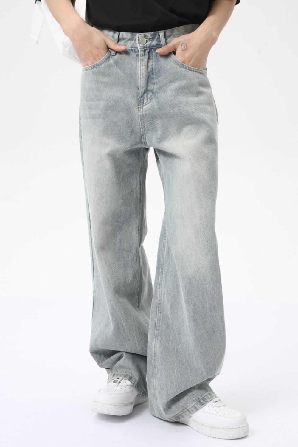 Wide leg jeans with pockets in light denim, non-stretch fabric.