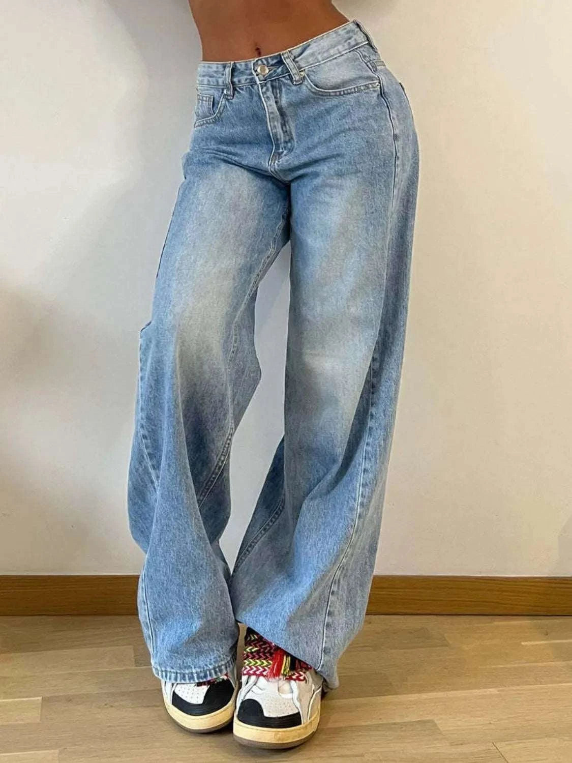 Wide leg jeans with pockets, buttoned, no stretch, cotton-polyester blend.