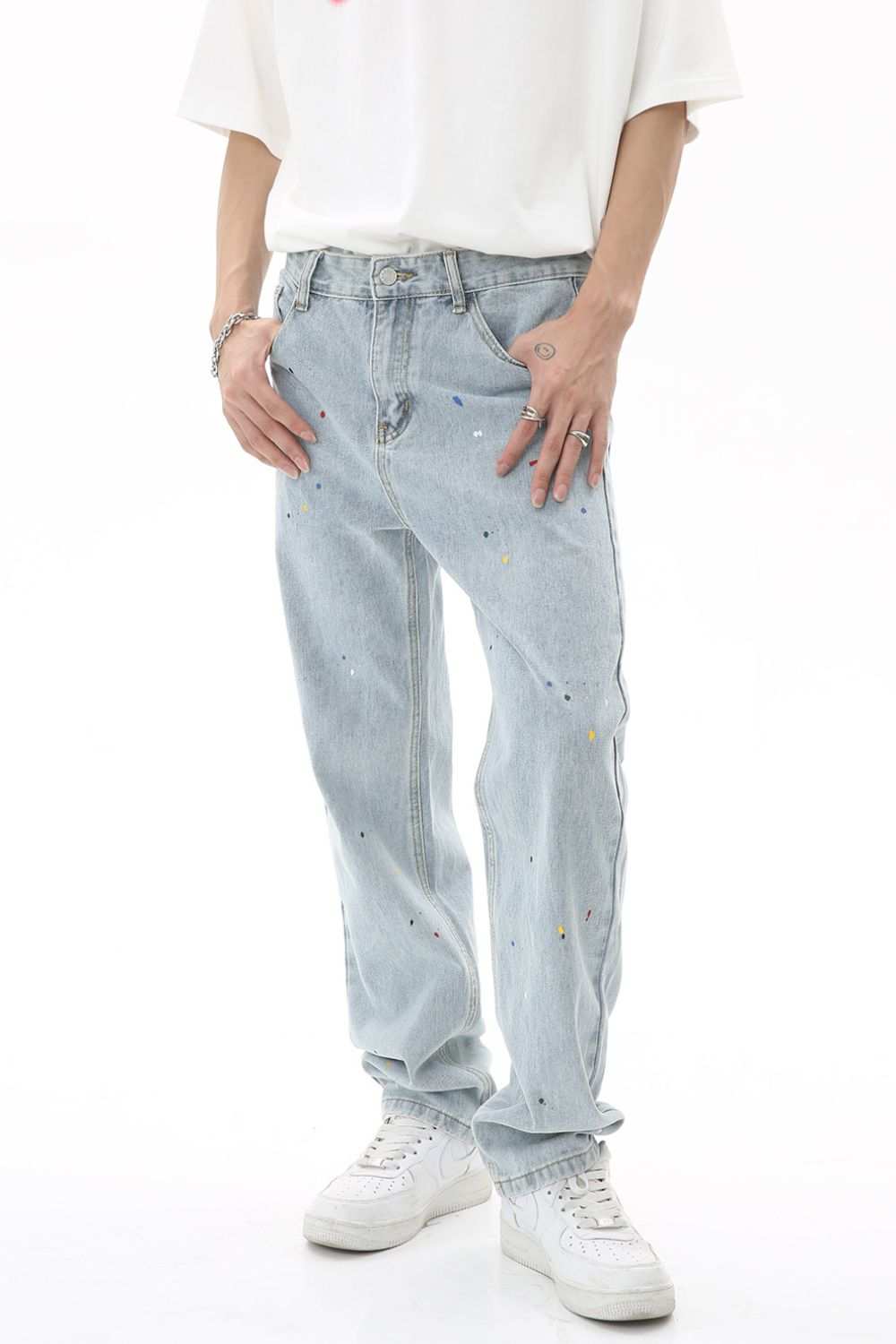Baggy jeans with pockets, basic style, no stretch, light blue denim.