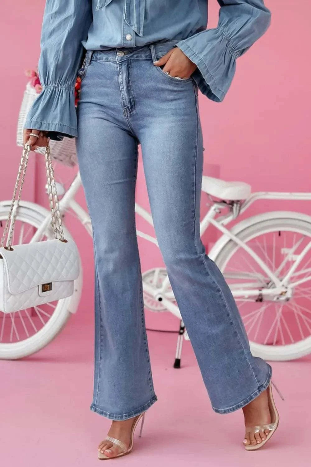 Bootcut jeans with pockets in light denim, slightly stretchy fabric.