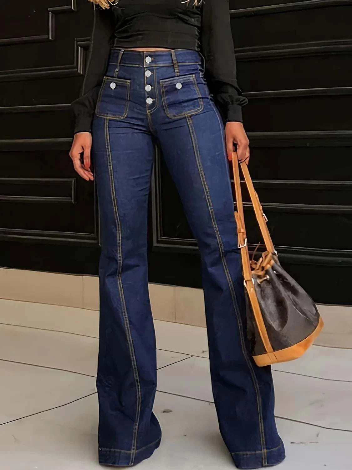 Highly stretchy flare jeans with buttoned pockets.