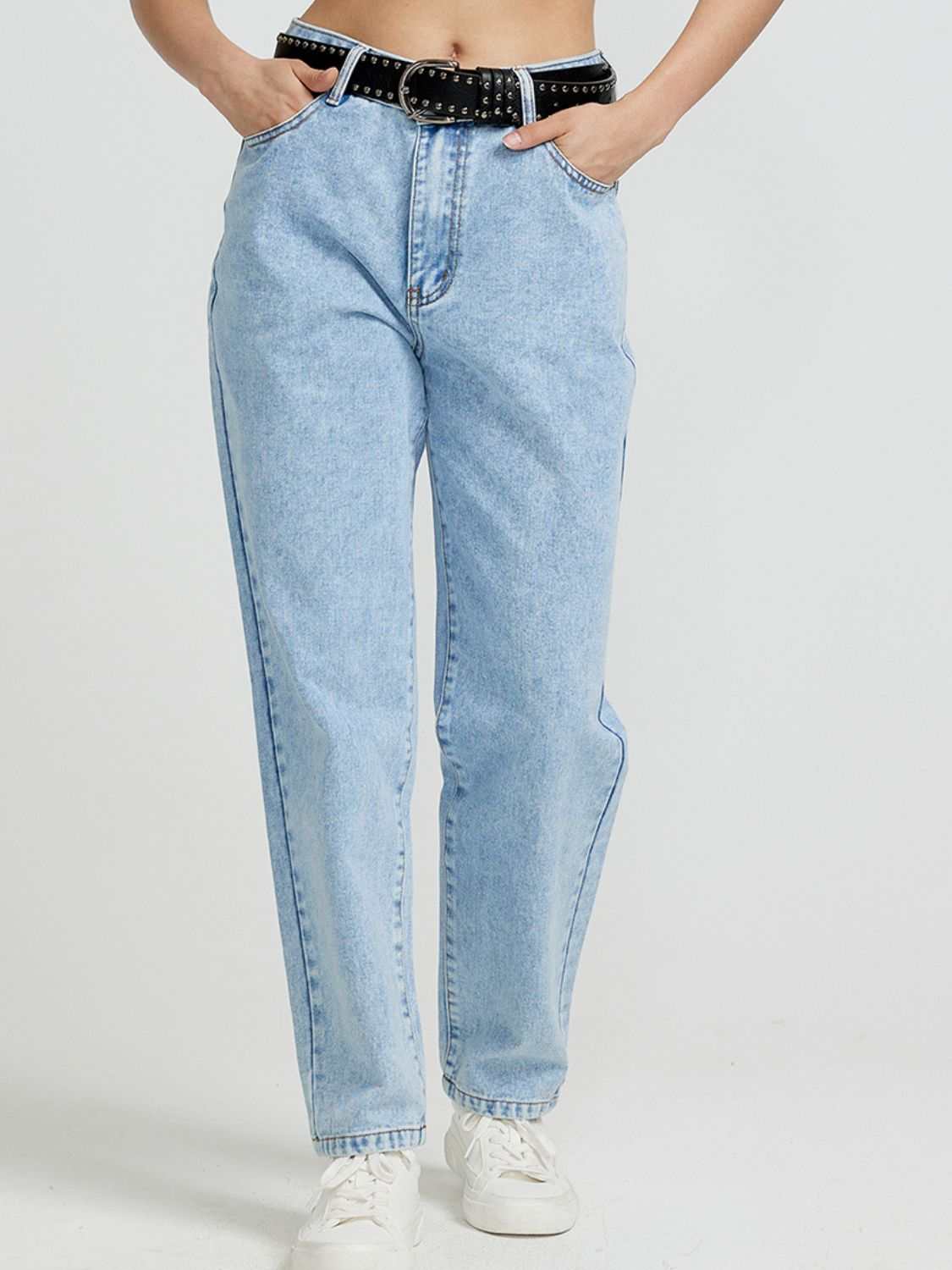 Pocketed straight leg jeans with buttoned closure and no stretch, made from cotton and polyester.