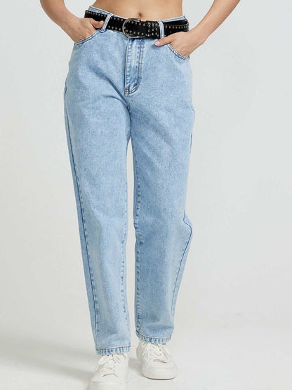 Pocketed straight leg jeans with buttoned closure and no stretch, made from cotton and polyester.