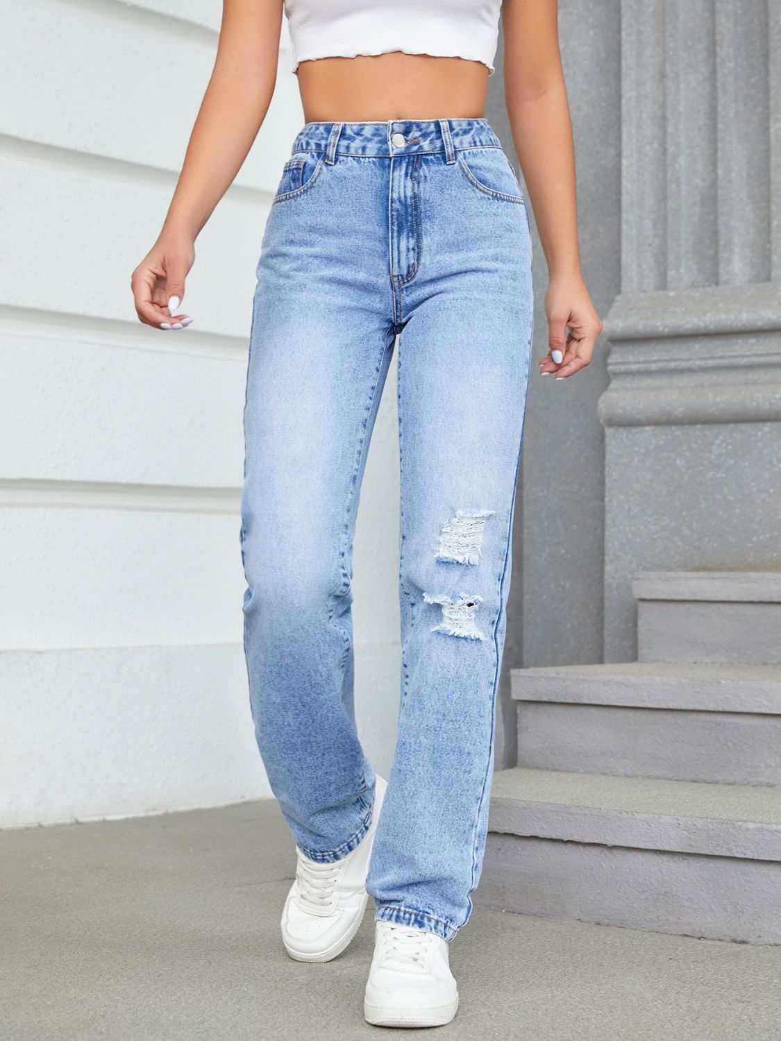 Distressed jeans with pockets, slightly stretchy, cotton blend.