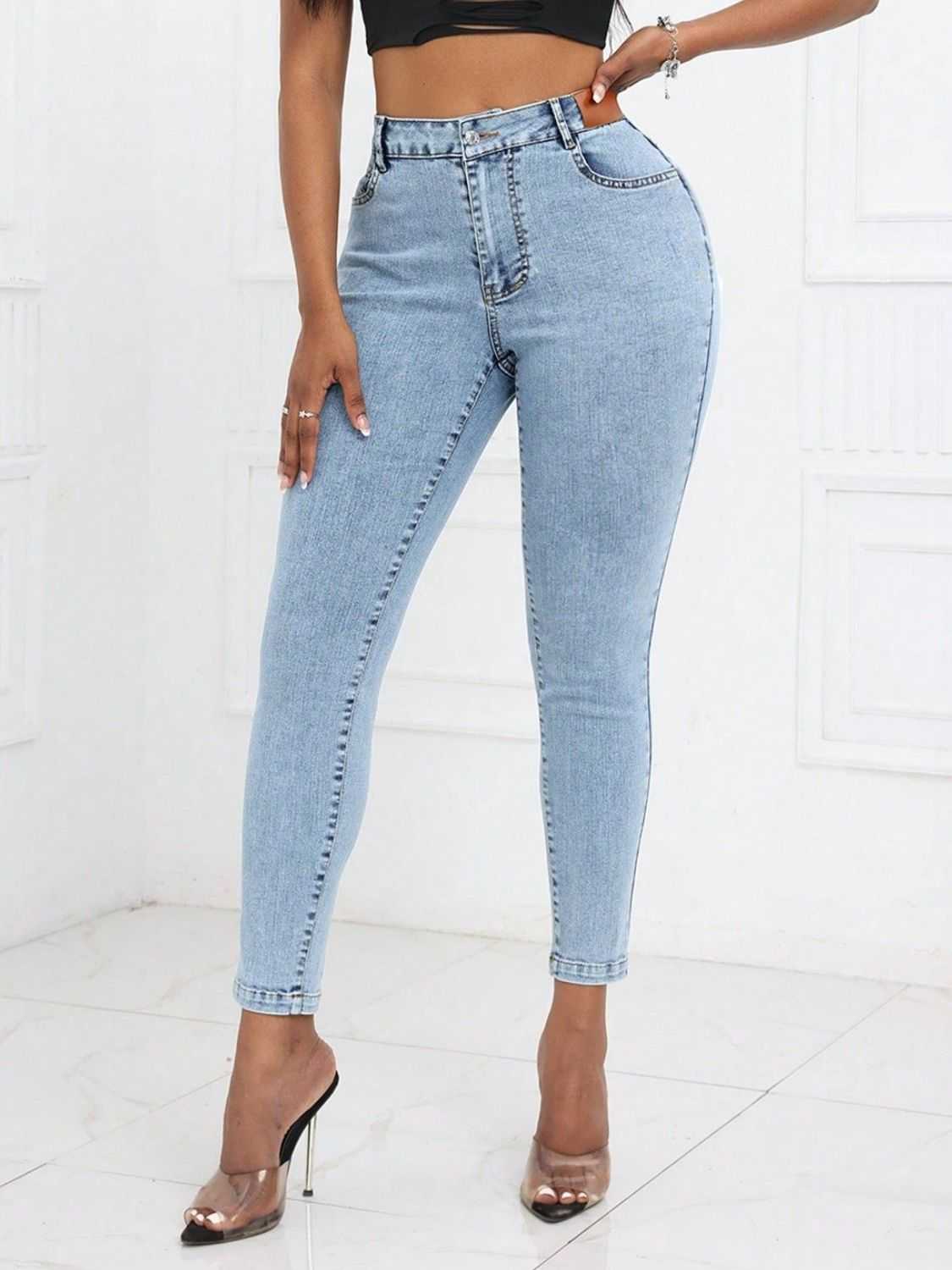High waist skinny jeans with pockets, moderate stretch, buttoned details.