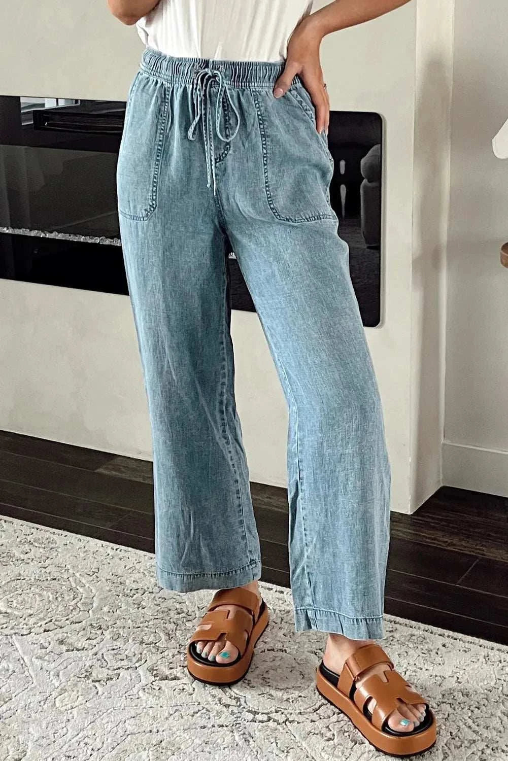 Drawstring high waist jeans with pockets, no stretch, 71% cotton, comfortable fit.