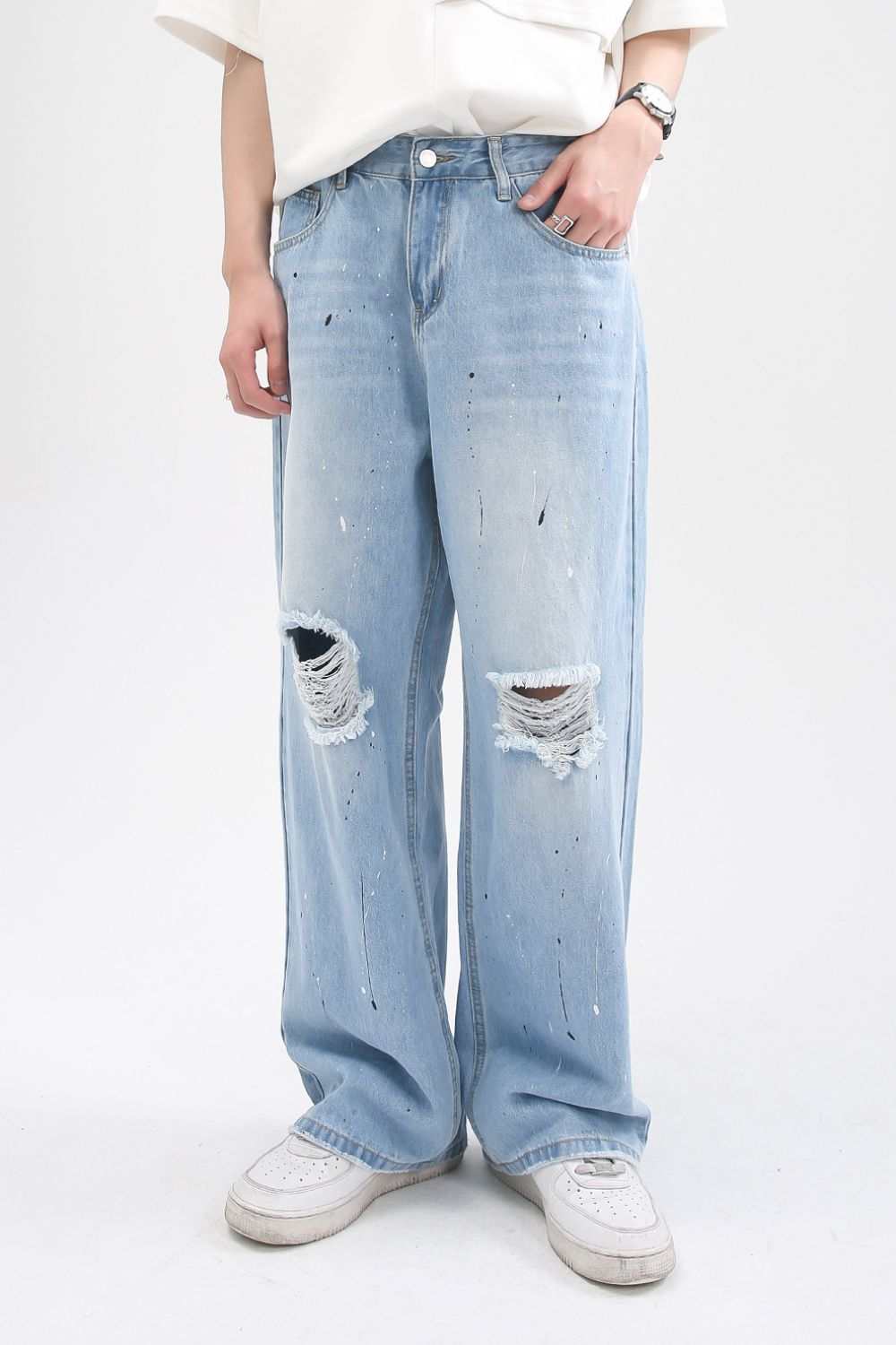 Distressed jeans with pockets, light blue, no stretch, cotton-viscose blend.