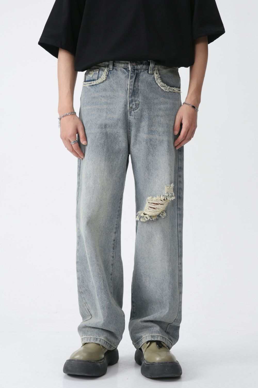 Distressed mid-rise men's jeans with no stretch fabric, featuring basic style and ripped details.