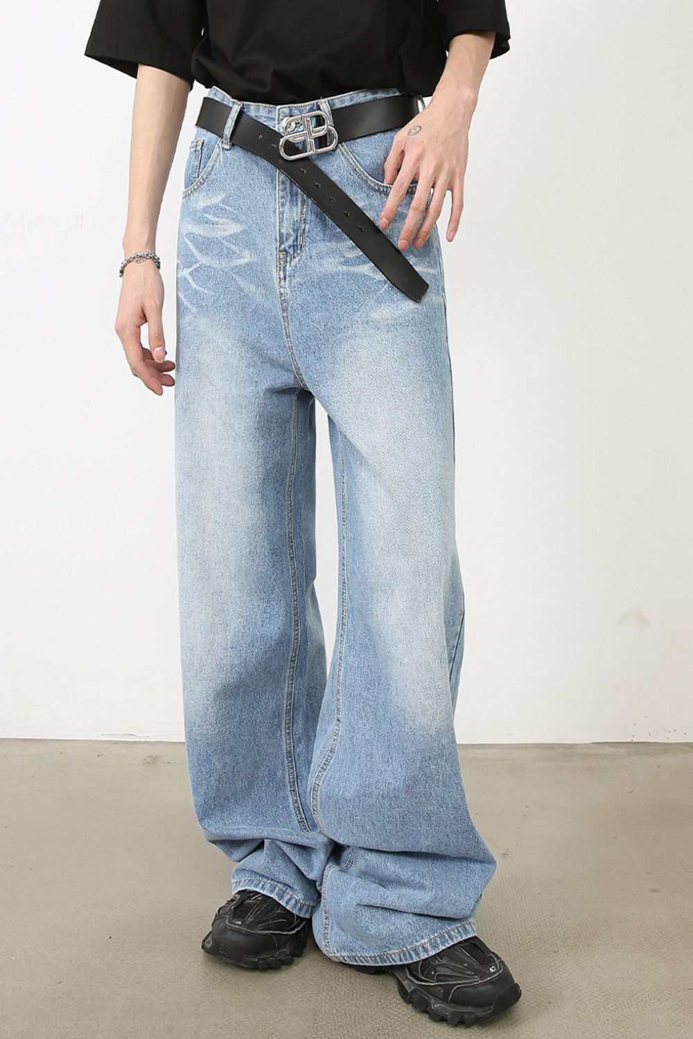 Men's wide leg jeans, light blue denim, pocketed, no stretch, cotton blend.