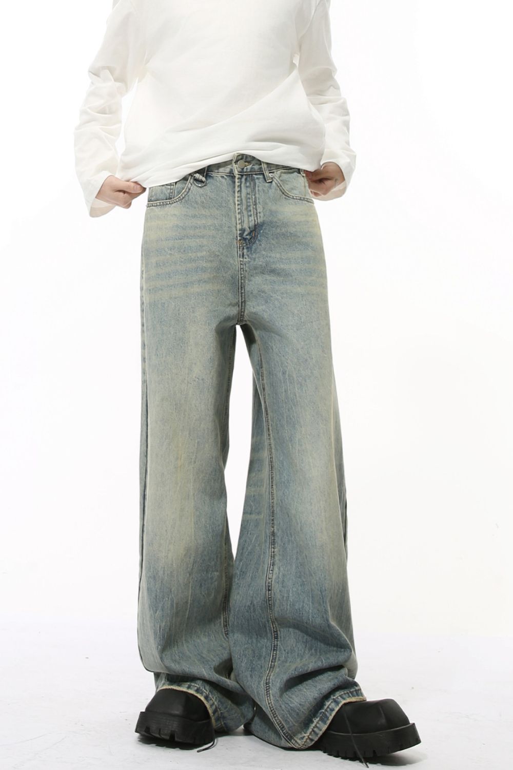 Wide leg jeans with pockets, basic style, no stretch, in light blue denim.