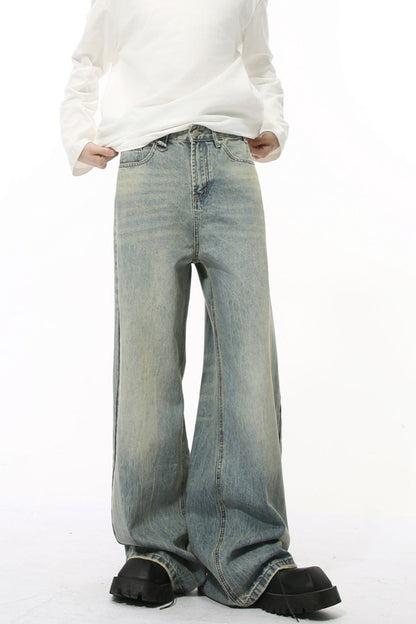 Wide leg jeans with pockets, basic style, no stretch, in light blue denim.