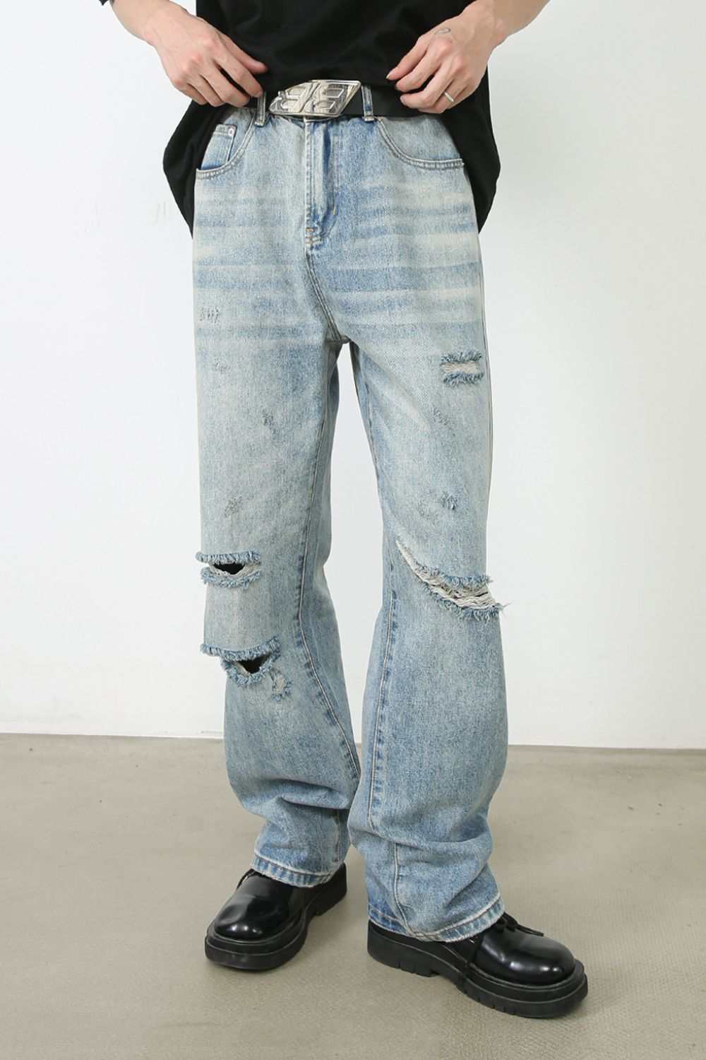 Men's distressed jeans with pockets and no stretch, made of cotton blend.