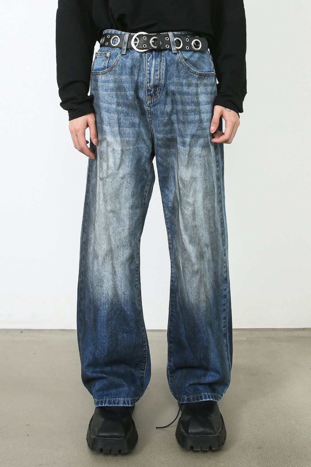 Men's loose fit jeans with a basic style and no stretch, composed of cotton, viscose, and polyester.