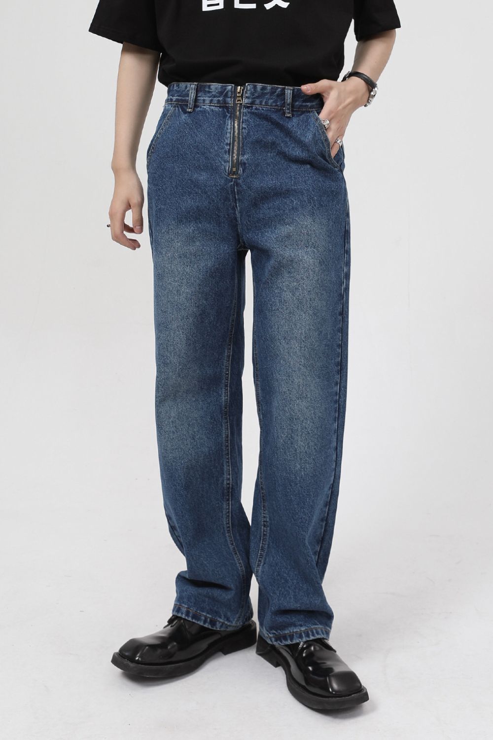 Mid rise baggy jeans with pockets for casual comfort and style.