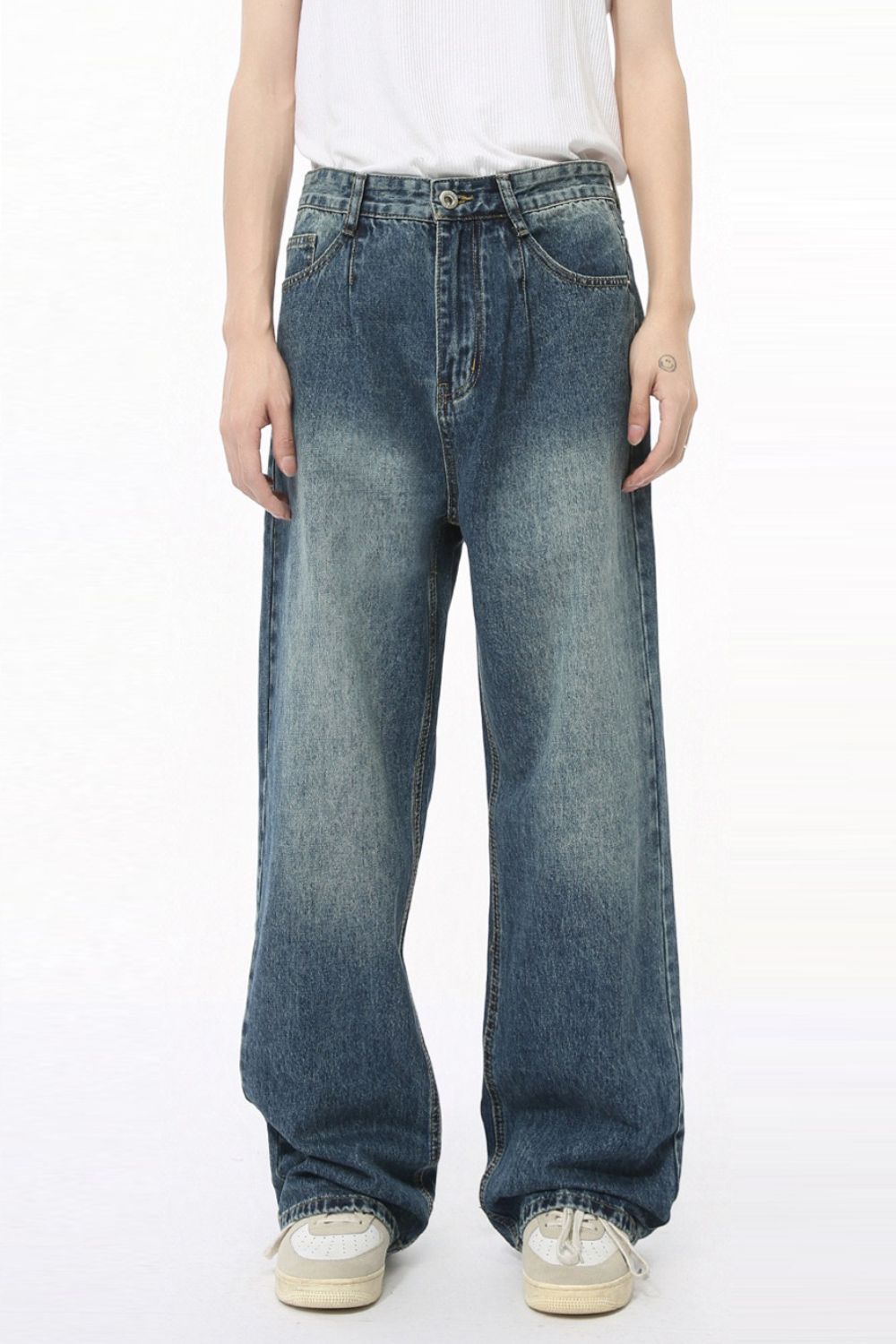 Mid-rise wide leg jeans with pockets and no stretch, in blue denim.