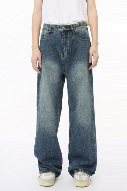 Mid-rise wide leg jeans with pockets and no stretch, in blue denim.