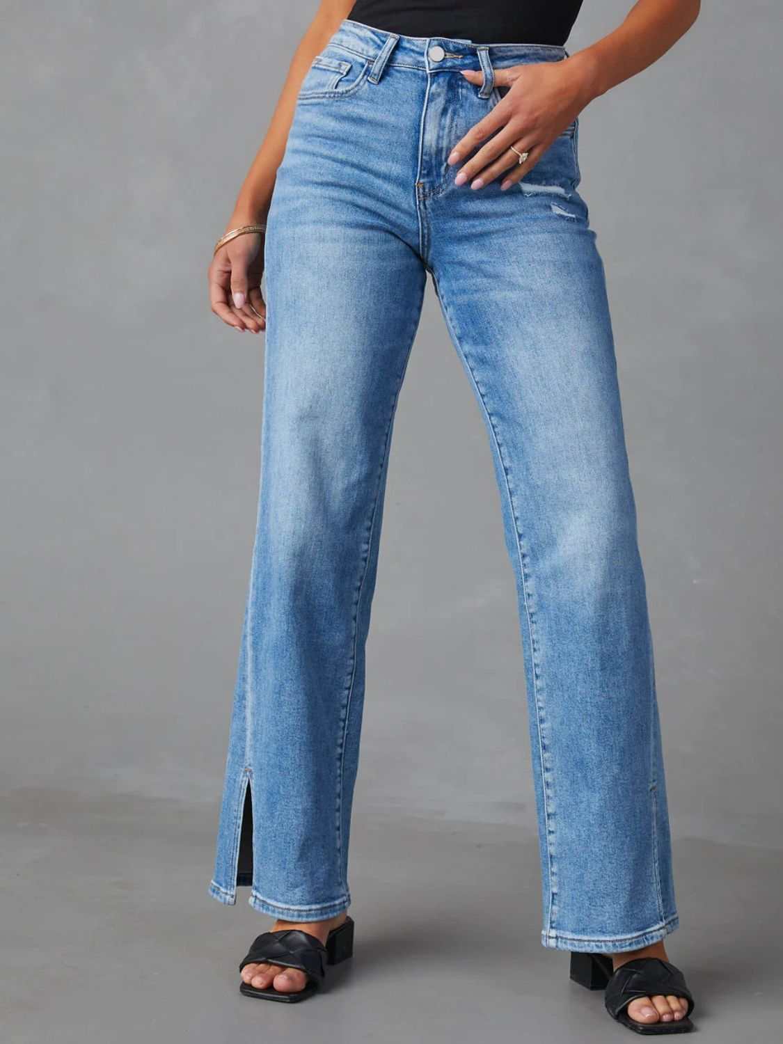 Slit buttoned jeans with pockets in light blue denim featuring moderate stretch.