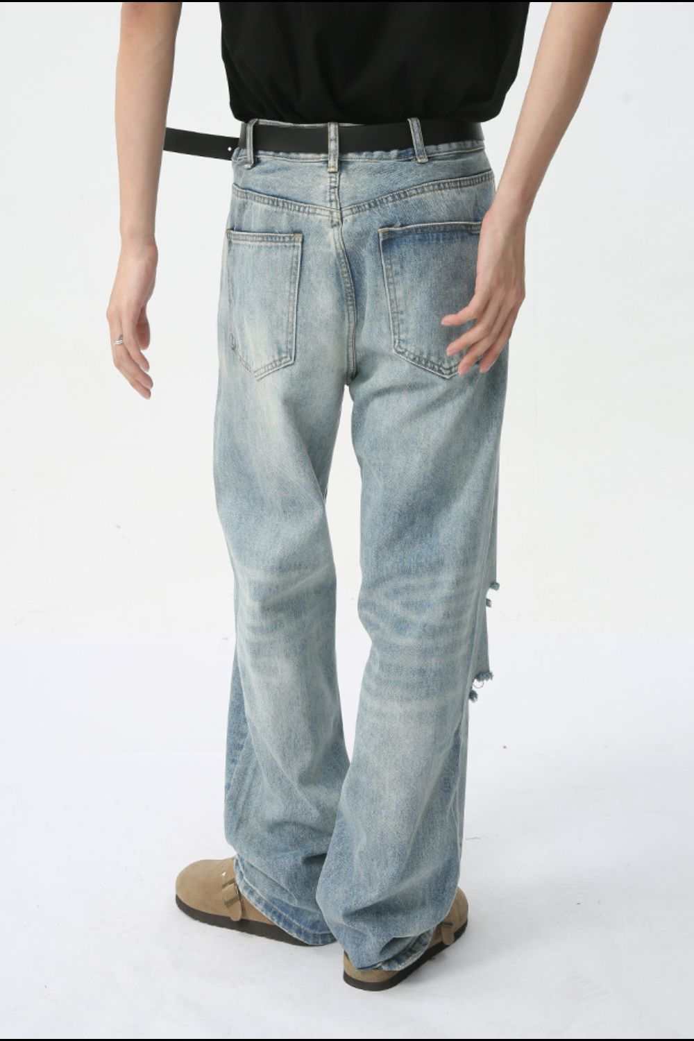 Distressed wide leg jeans in light blue with no stretch, made of 90% cotton and 10% viscose.