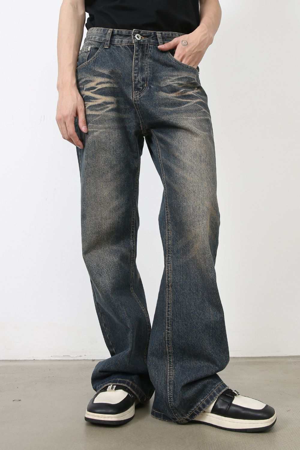 Men's baggy jeans with pockets, stonewashed denim, no stretch.