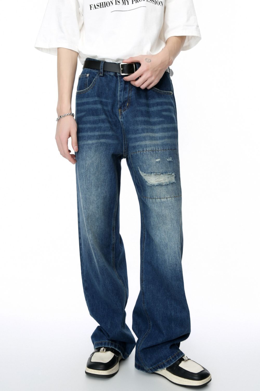 Men's distressed applique straight jeans with classic fit and unique design.