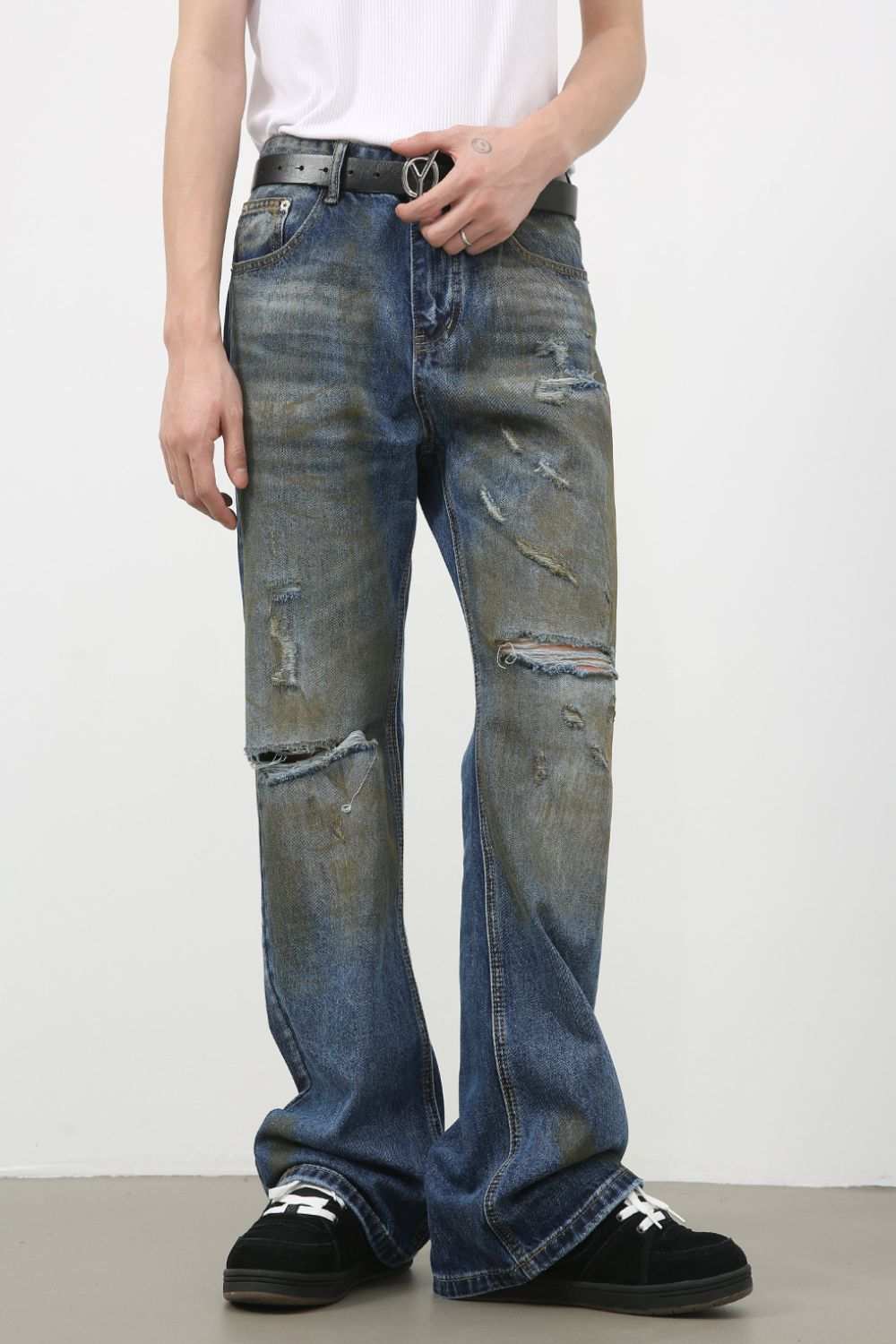 Men's distressed jeans with basic style, featuring ripped details.