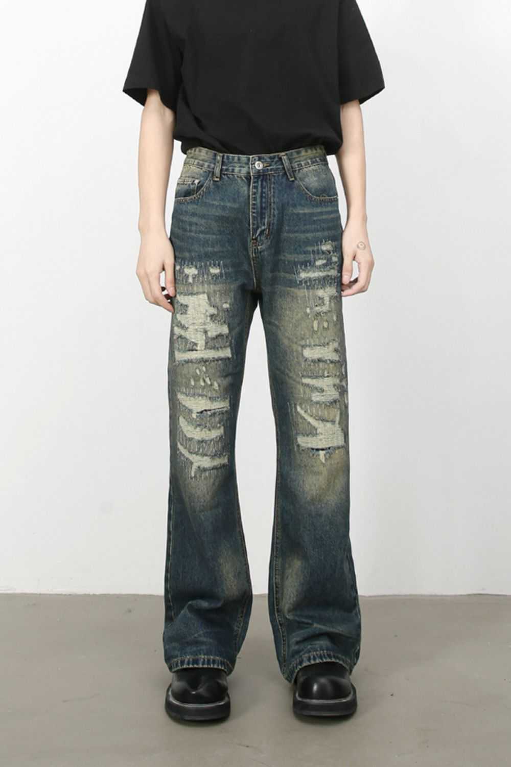Men's distressed jeans with basic style and slightly stretchy fit.