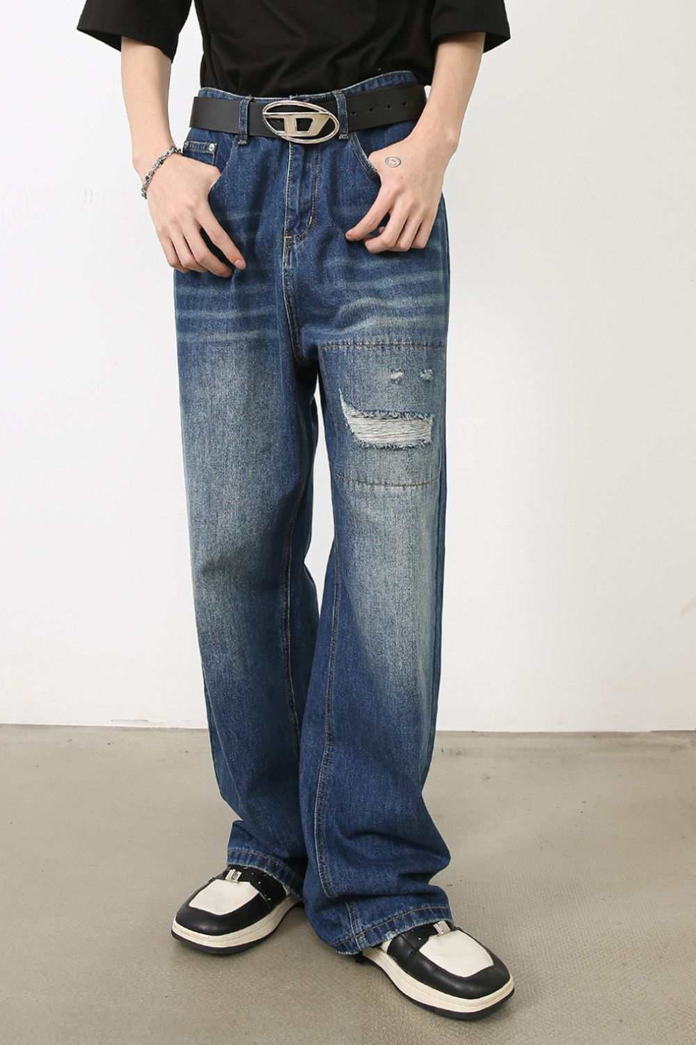 Men's distressed jeans with pockets, basic style, non-stretch.