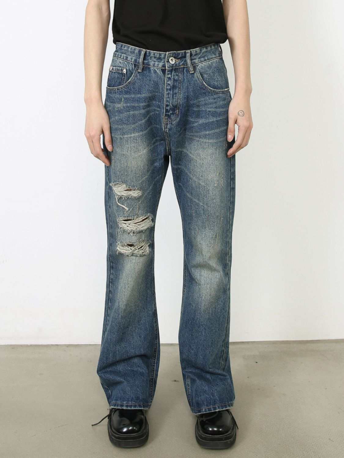 Men's distressed jeans with pockets, featuring a basic buttoned style, no stretch, and a blend of cotton, polyester, and viscose.