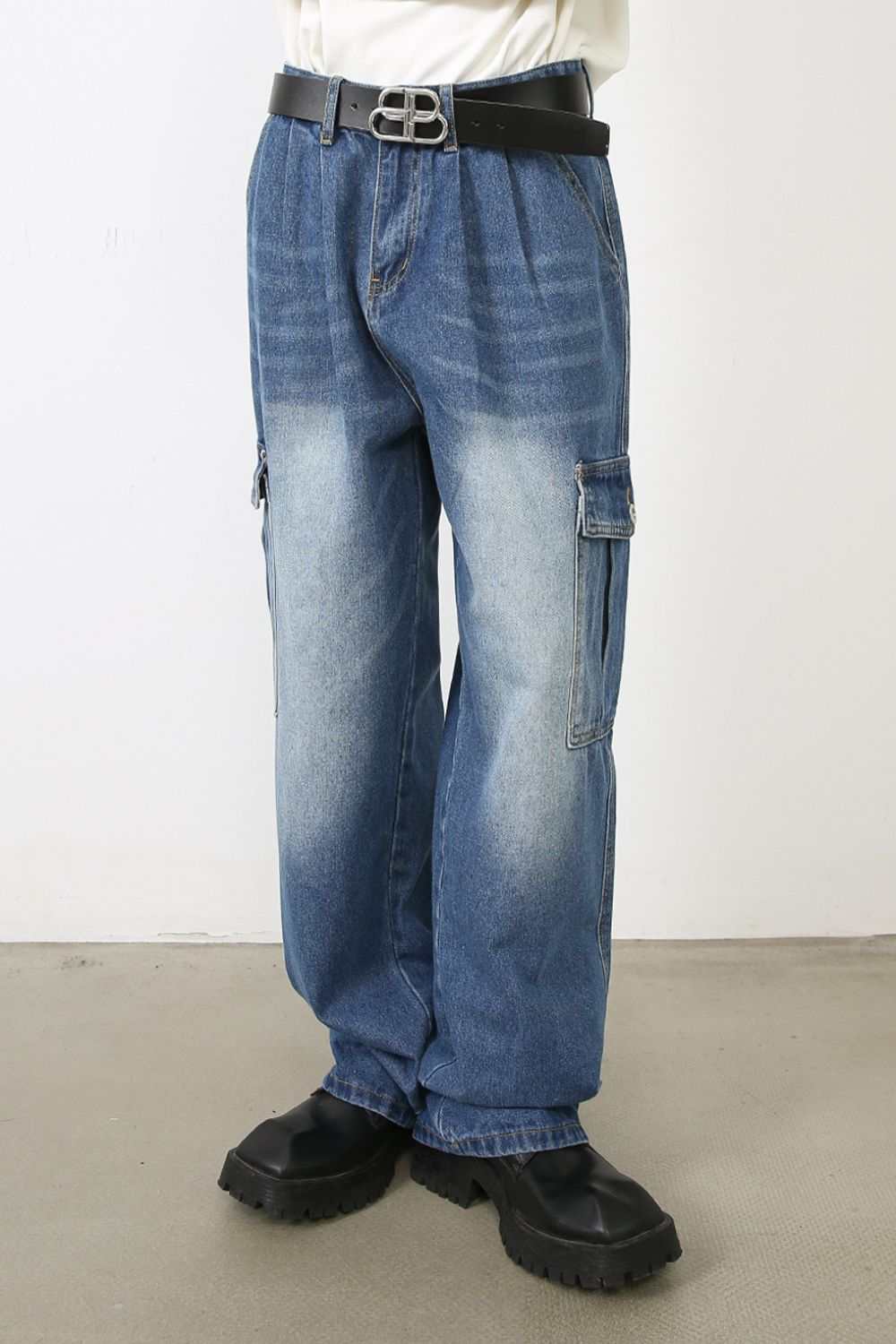 Men's loose fit jeans with pockets, blue denim, no stretch.