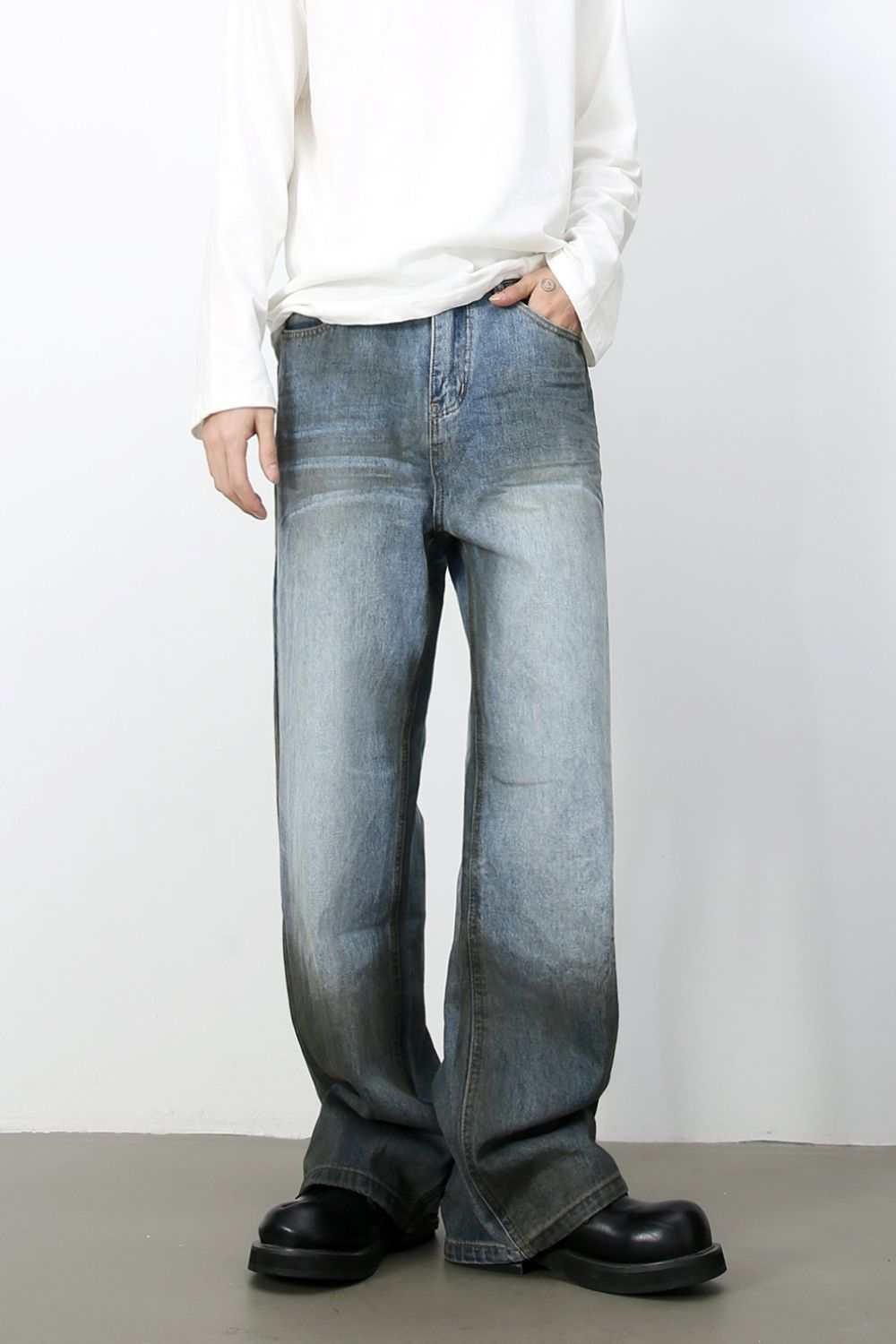 Men's loose jeans with pockets in denim, basic style, no stretch.