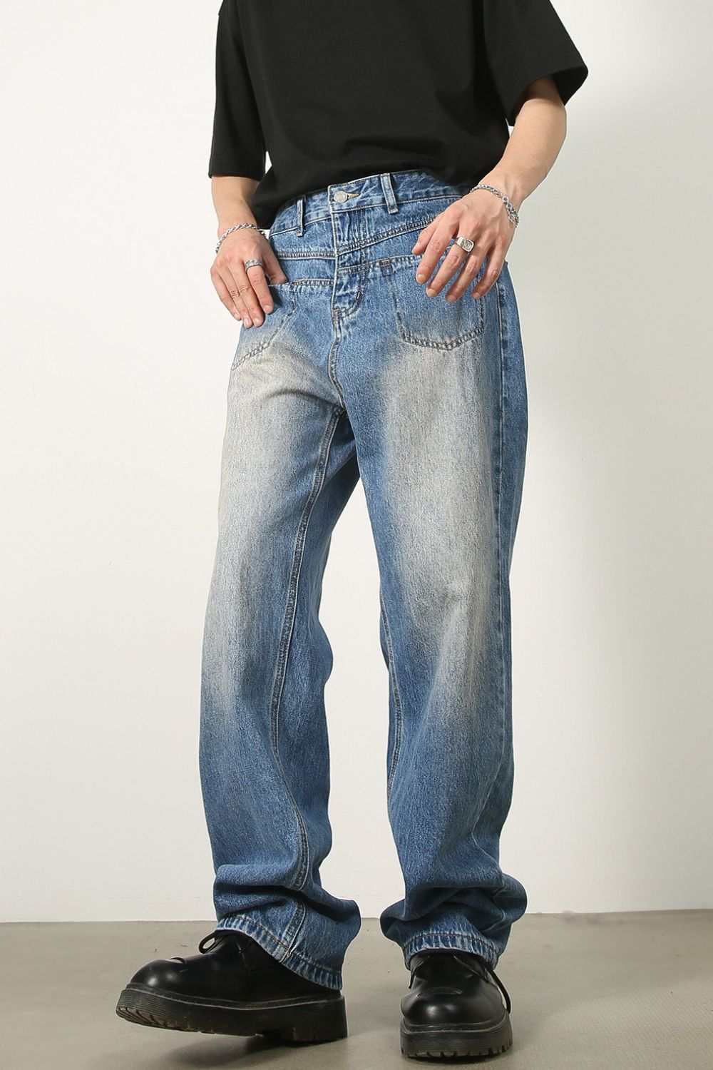 Men's mid rise jeans with basic style and pockets, made from 90% cotton.