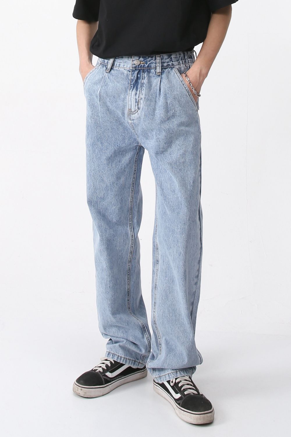 Mid rise baggy jeans with pockets, light blue, no stretch, cotton blend.