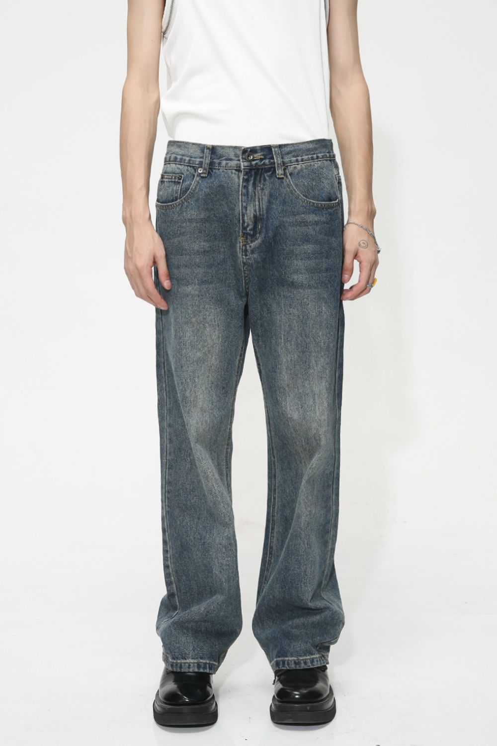 Mid rise jeans with pockets in dark blue, cotton blend, no stretch.