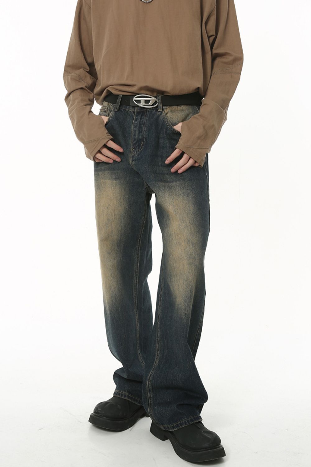 Mid rise jeans with pockets, basic style, cotton blend, no stretch.