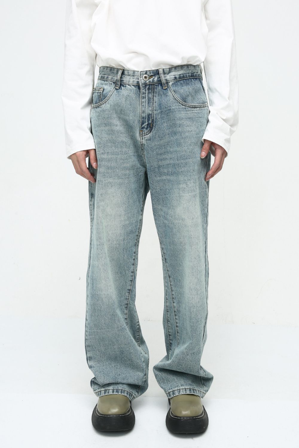 Mid rise jeans, basic style, no stretch, 88.4% cotton, with pockets.
