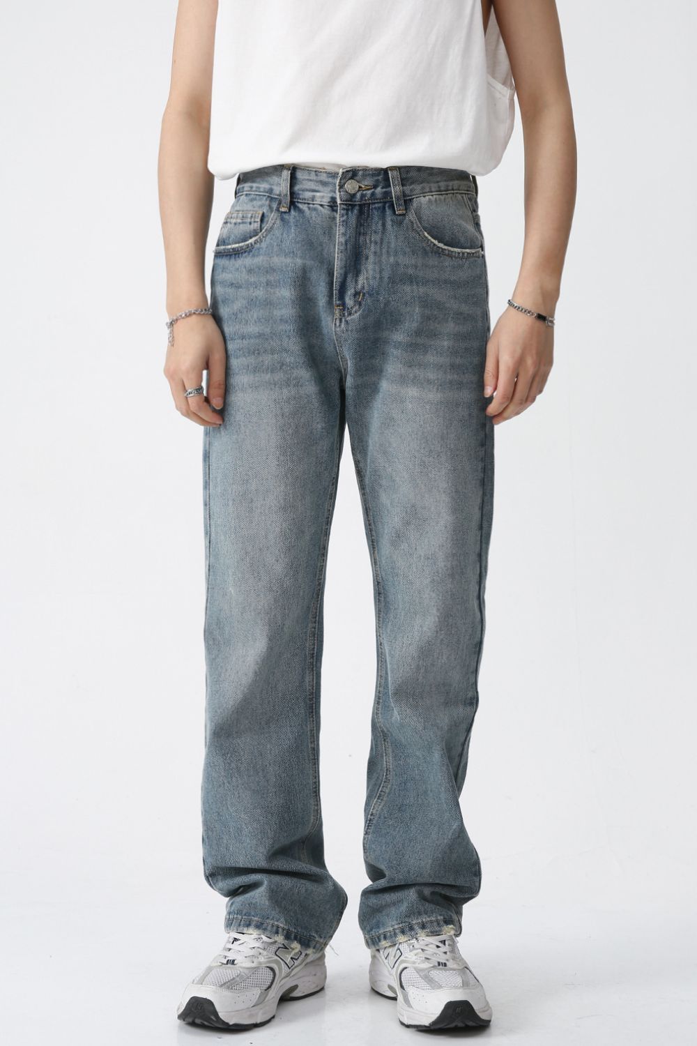 Mid rise men's jeans with pockets, basic style, non-stretch fabric, made of cotton, polyester, and viscose.
