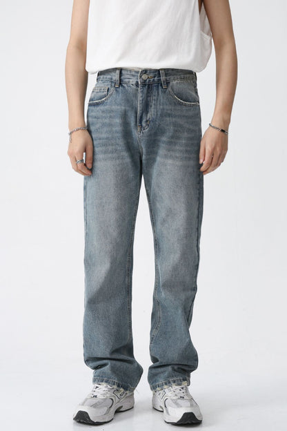 Mid rise men's jeans with pockets, basic style, non-stretch fabric, made of cotton, polyester, and viscose.