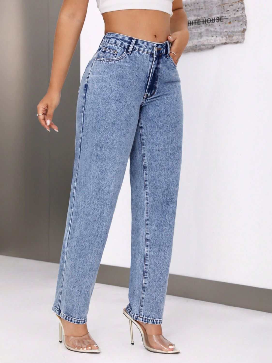 Mid-rise waist jeans with pockets in blue, buttoned, non-stretch, cotton-polyester blend.