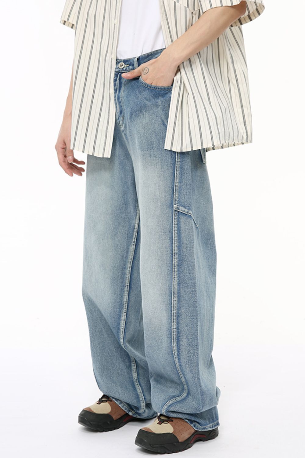 Mid rise wide leg jeans with no stretch, basic style, in light blue denim.