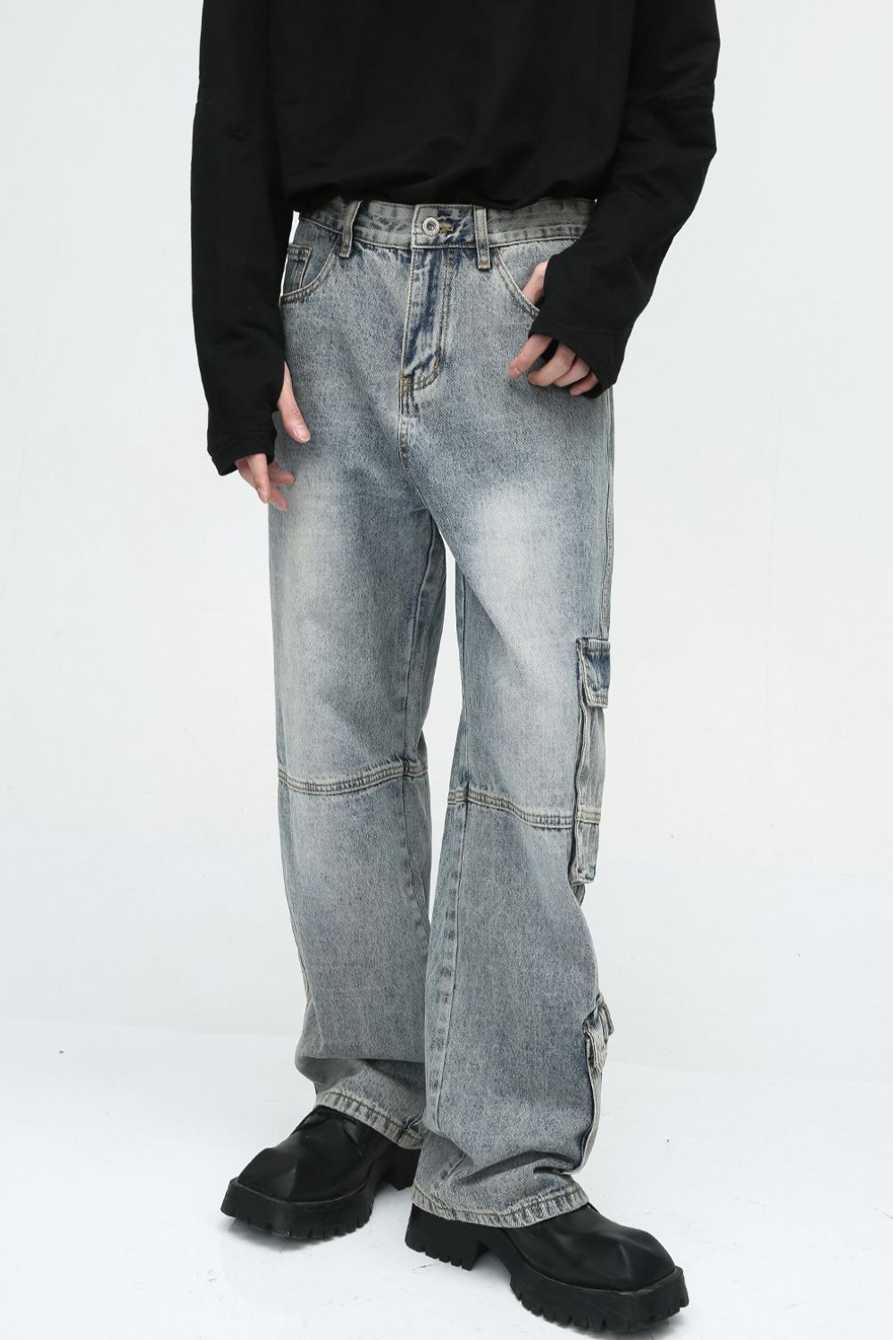 Wide leg jeans with cargo pockets and no stretch, made of cotton, polyester, and viscose.