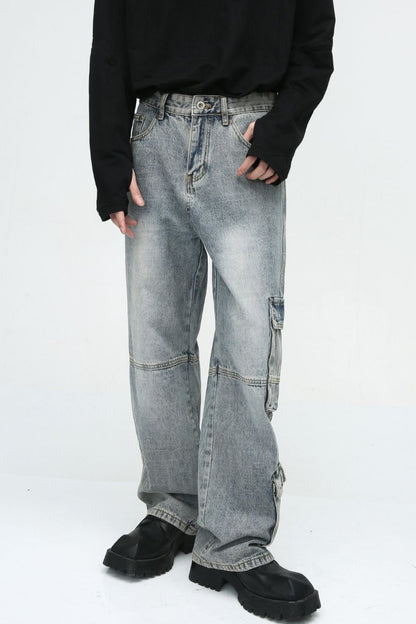 Wide leg jeans with cargo pockets and no stretch, made of cotton, polyester, and viscose.