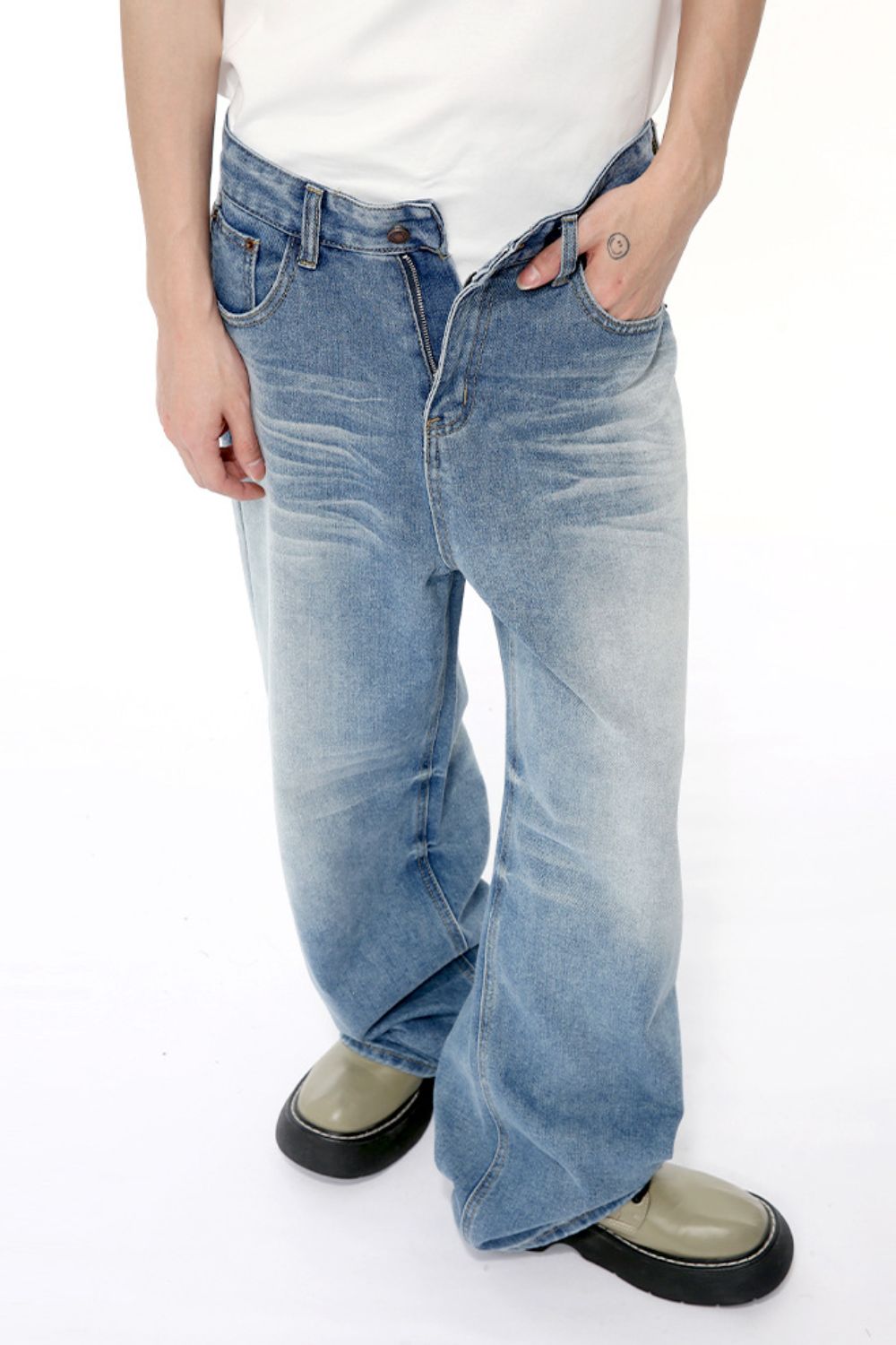 Wide leg jeans with pockets in light denim, no stretch material.