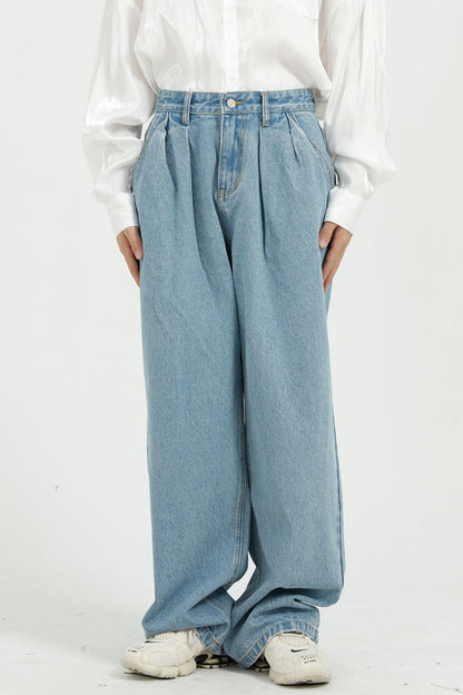 Wide leg jeans with pockets, light blue denim, 95% cotton, no stretch.