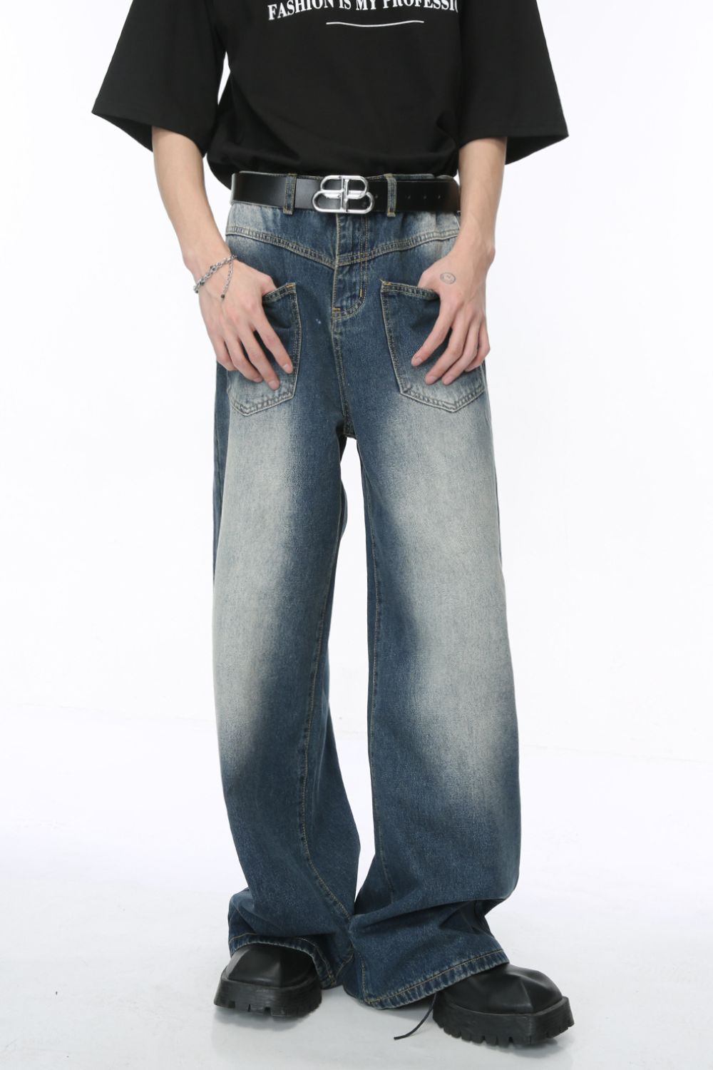 Wide leg jeans with pockets, featuring a basic style, no stretch, made of 75% cotton and 25% viscose.