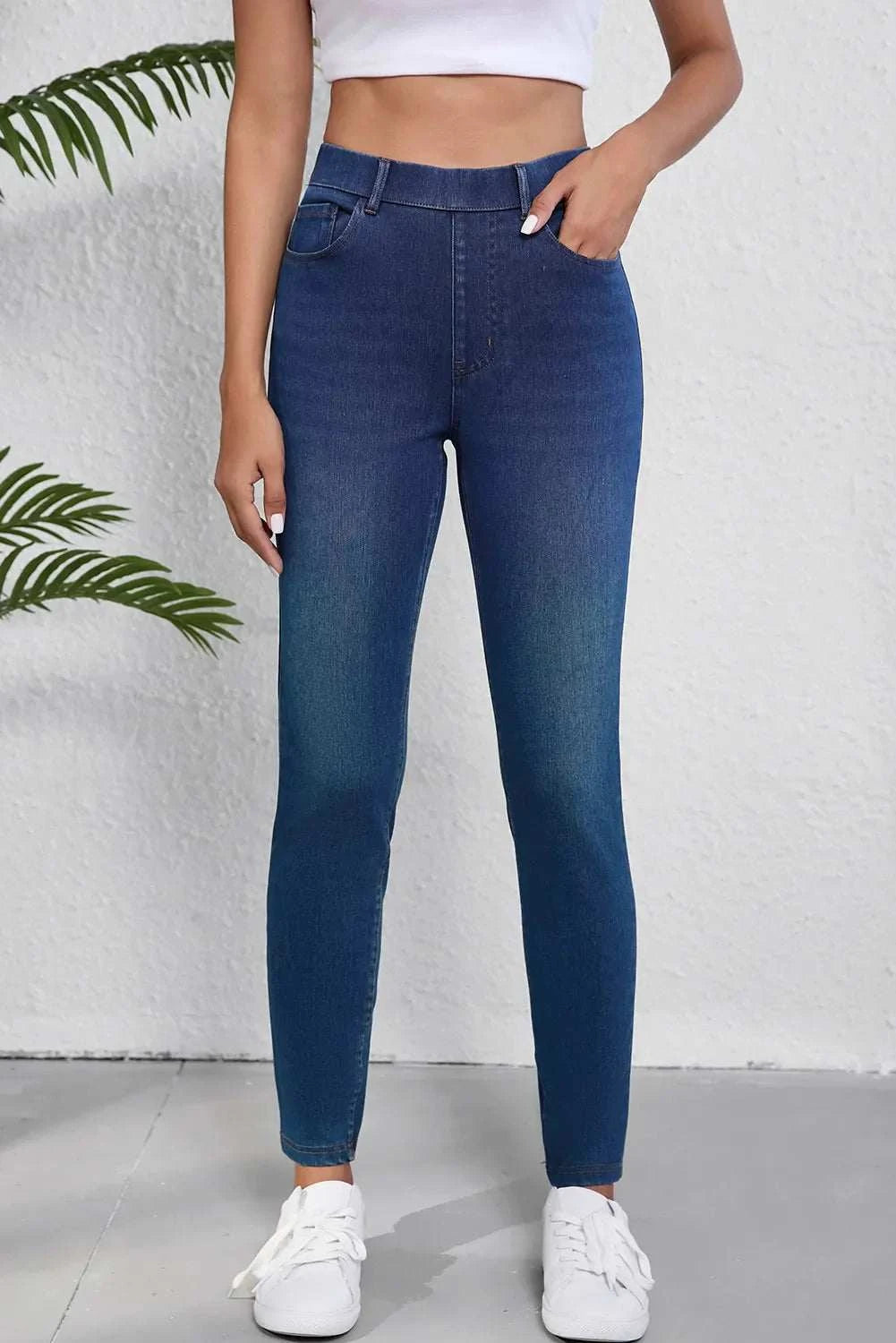 High waist skinny jeans with pockets in blue denim.