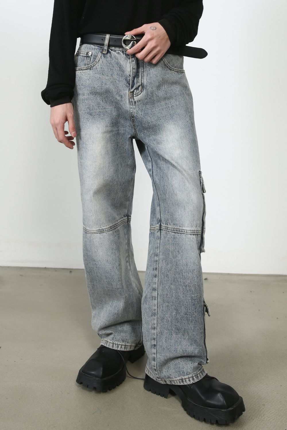 Men's mid rise baggy jeans in blue denim, featuring no stretch and a basic style.