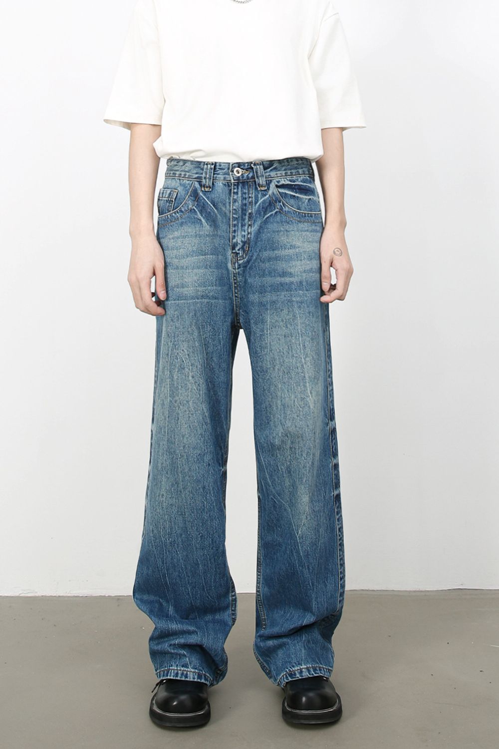 Men's mid-rise loose fit jeans with cat's whisker detailing, non-stretch, 88.4% cotton.