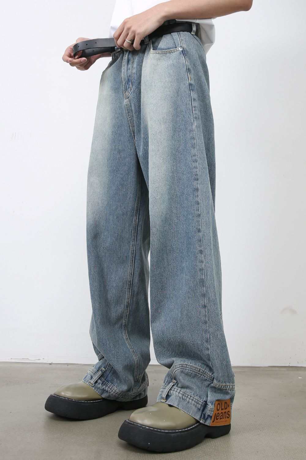 Men's washed loose jeans with pockets, slightly stretchy denim material.