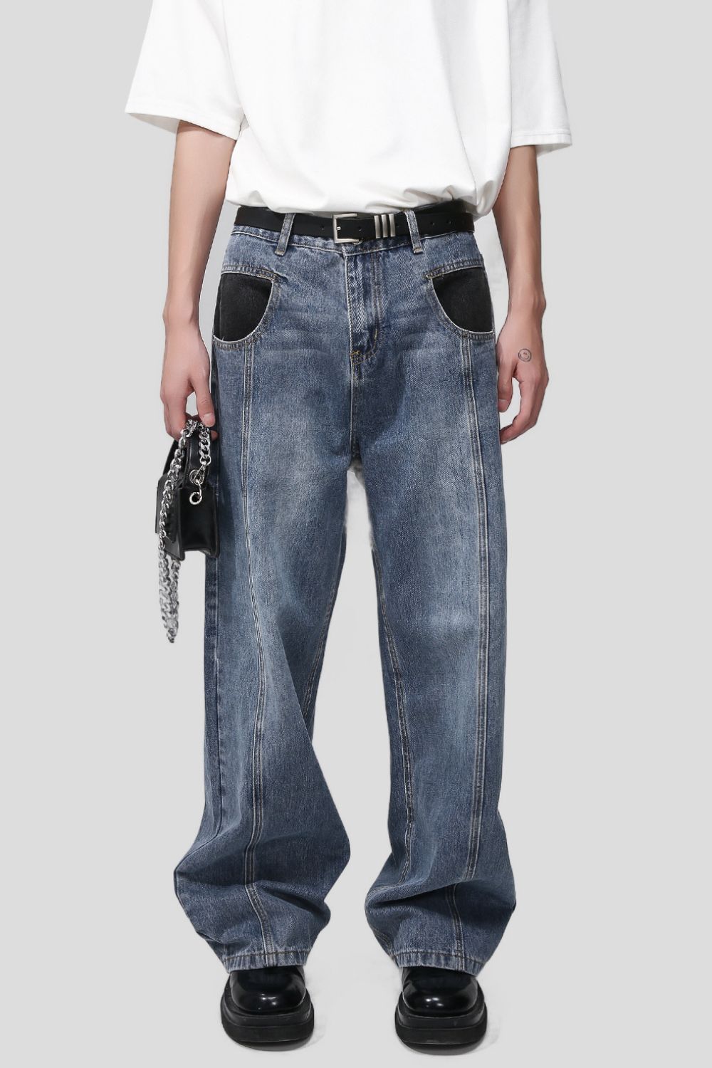Mid-rise waist jeans with pockets, basic style, 84.4% cotton, no stretch.