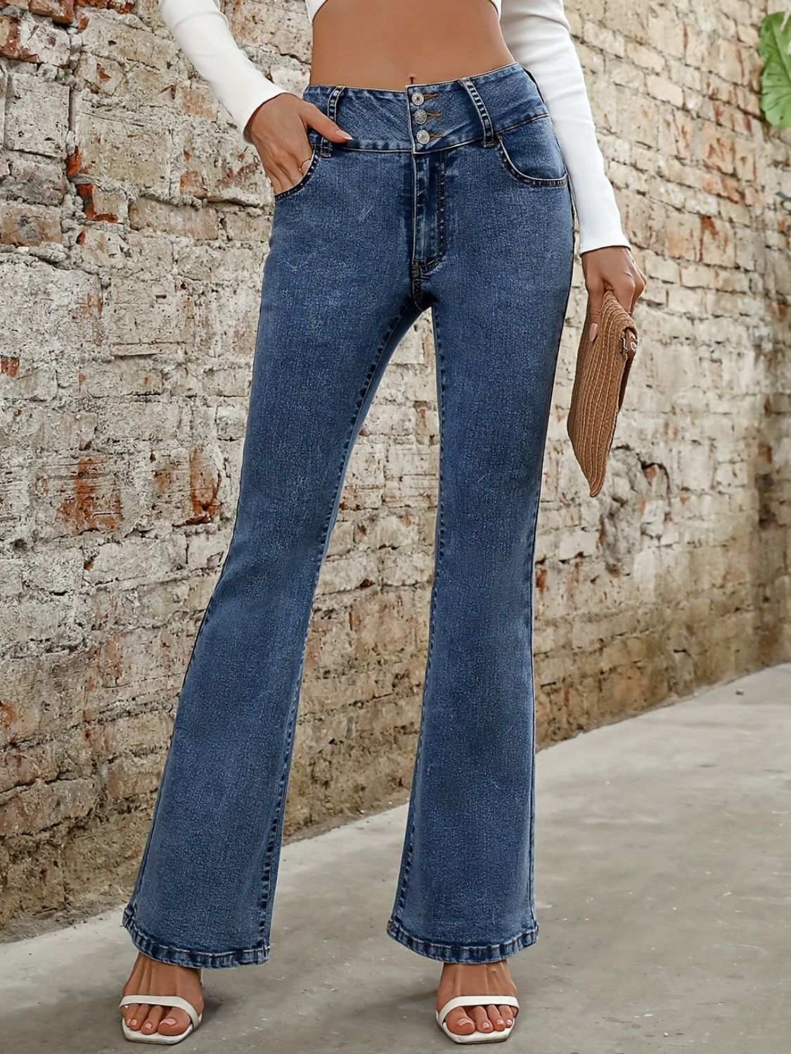 Bootcut jeans with pockets, buttoned, slightly stretchy fabric.